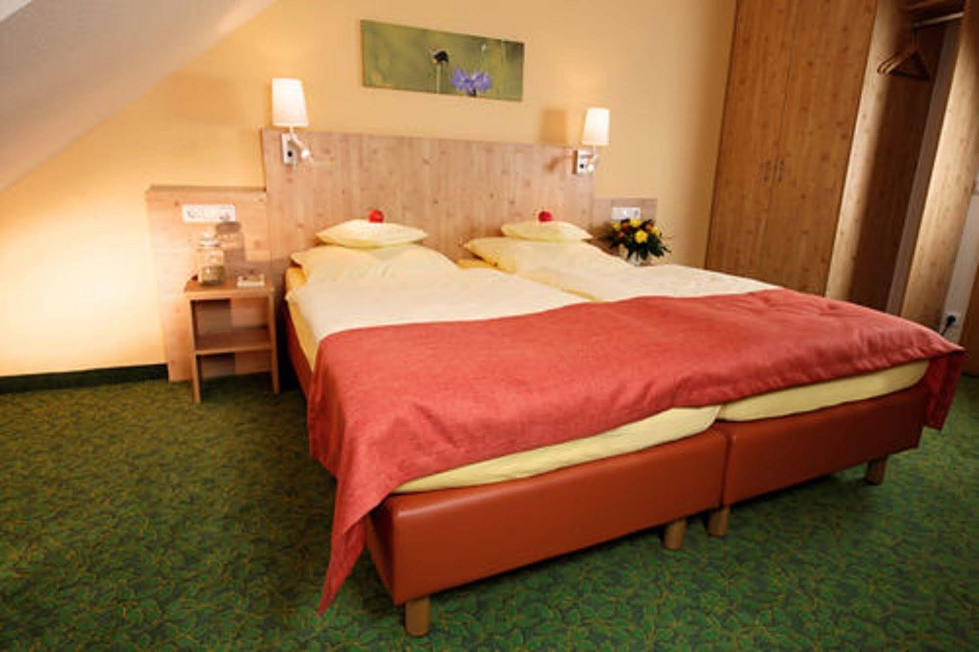 Hotel Und Landgasthof Zum Bockshahn Spessart  Luaran gambar